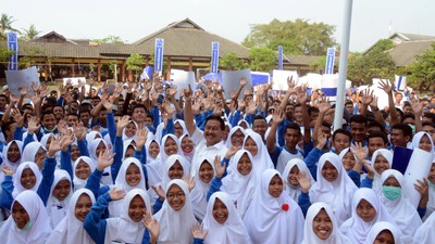 Dirut Peruri Mengajar di SMKN 1 Karawang