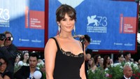Gemma Arterton datang untuk mengamankan James Bond, tapi ia terlelap dalam pesona sang agen. Foto: Dok. Gettyimages