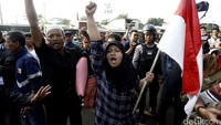Penertiban bangunan sempat mendapat penolakan dari warga.