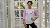 Bicara soal film terbarunya Pinky Promise, Agni harus mencukur habis rambutnya demi perannya sebagai wanita penderita kanker payudara. Pool/Noel/detikFoto.