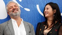 Tawa ceria Vicki bersama sutradara Sam Mendes. REUTERS/Alessandro Bianchi.