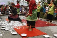 Mengenal Tari Piring yang Melegenda