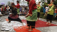 Biasanya tari piring berjumlah ganjil, terdiri atas tiga hingga tujuh orang, diiringi oleh kombinasi alat musik telempong dan saluang. Tempo alunan musiknya lembut dan teratur namun kelamaan semakin cepat. (Dikhy Sasra/detikcom)