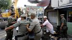Satpol PP Bantu Warga Rawajati Evakuasi Barang-barang