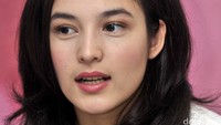 Chelsea Islan memiliki pengalaman soal penyakit kankaer payudara, lantaran sang ibu Samantha Barbara merupakan Breast Cancer Survivor. Pool/Noel/detikFoto.