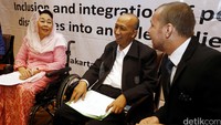 Istri Presiden ke-4 RI KH Abdurrahman Wahid, Sinta Nuriyah Wahid dan Country Director Indonesia Australian Volunteers International (AVI), Jonathan Hunter bicara penyandang disabilitas yang masih terus menghadapi hambatan lingkungan.  Alhasil, membuat mereka sulit untuk memperoleh akses atau kesempatan yang sama dengan masyarakat non disabilitas dalam berbagai hal. Seperti kesehatan, pendidikan, lapangan kerja dan akses pelayanan publik.