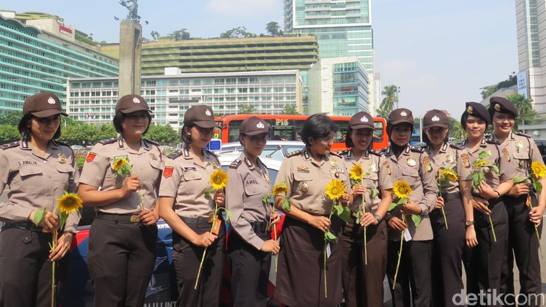 Anti 86, Polwan Dikedepankan Tindak Pelanggar Lalu Lintas