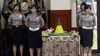Tumpeng HUT ke-68 Polwan.