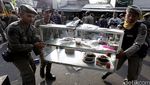 Satpol PP Bantu Warga Rawajati Evakuasi Barang-barang