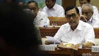 Luhut memberikan penjelasan kepada anggota Komisi VII.