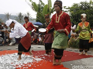 Mengenal Tari Piring yang Melegenda