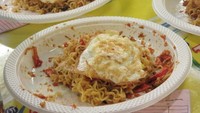 Menikmati indomie dengan sambal atau sambal dengan indomie? Bagi Anda penggemar ataupun gila sambal bisa cicip indomie goreng hingga 100 cabai rawit di warung Abang Adek! (Foto: detikFood)