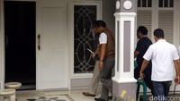 Penyidik membawa Gatot ke rumahnya karena ada brankas yang mesti dibuka. Di rumah ini, polisi mendapatkan sejumlah barang bukti.