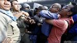 Warga Rawajati dan Satpol PP Bentrok