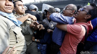 Warga Rawajati dan Satpol PP Bentrok
