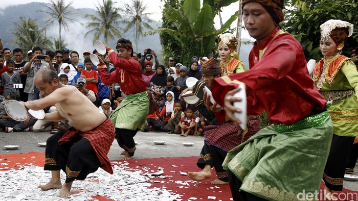 Tari Piring atau dalam bahasa Minangkabau disebut dengan Tari Piriang adalah salah satu seni tari tradisional di Minangkabau yang berasal dari kota Solok, provinsi Sumatera Barat. Tarian ini dimainkan dengan menggunakan piring sebagai media utama.