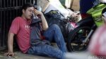 Warga Rawajati Menangis Melihat Rumahnya Dibongkar