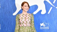 Memilih floral dress hijau dengan aksen pink dari Giambattista Valli sukses membuatnya jadi sorotan. Pascal Le Segretain/Getty Images/detikFoto.