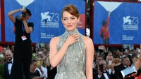Aktris Emma Stone tampil memesona di pembukaan Venice Film Festival yang ke-73. Pascal Le Segretain/Getty Images/detikFoto.