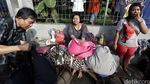 Warga Rawajati Menangis Melihat Rumahnya Dibongkar