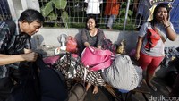 Beberapa warga telah mengevakuasi barang-barangnya.