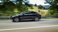Mercedes-AMG GLC43 tidak hanya berfokus pada tenaga saja. Para teknisinya juga mendedikasikan suspensi sport berbasis Air Body Control multi-chamber air suspension system, sebagai hasilnya Coupe tampil lebih dinamis.