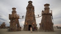 Traveler juga bisa melihat aneka instalasi seni yang dibuat oleh para seniman dari seluruh dunia. Bentukny pun unik, dari menara hingga kuil (Jim Urquhart/Reuters)