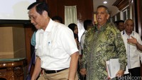 Menko Kemaritiman sekaligus Plt Menteri ESDM Luhut Panjaitan dan Dirut PLN Sofyan Basir saat tiba di ruang rapat Komisi VII DPR.