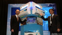 Presdir PT Daikin Airconditioning Indonesia Isao Tsumura (kanan) dan Sales Director Yosuke Matsumoto menjelaskan tentang produk terbaru AC Daikin MULTI-S, di Jakarta, Kamis (1/9/2016).