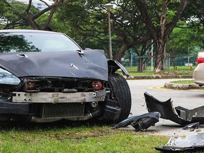 Ngebut Tak Terkendali, Nissan GT-R Ini Tabrak Corolla