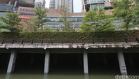 Retention pond atau semacam bak raksasa yang berada di bawah gedung Kemang Village mampu menampung air hingga 100.000 m3.