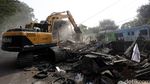 Ekskavator Ratakan Bangunan di Rawajati