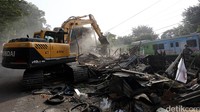 Ekskavator dikerahkan untuk merobohkan bangunan di Jl Rawajati Barat.