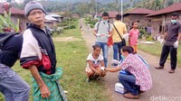 Vaksinasi tak hanya dilakukan terpusat, semisal di balai desa. Begitu vaksinasi terpadu ini rampung, tim juga melakukan sweeping (penyisiran) ke rumah-rumah penduduk sebab di NTT, penduduk terbiasa melepasliarkan anjing peliharaannya. Padahal topografi wilayah di Flores, khususnya, berbukit-bukit. Sweeping ini diperlukan untuk mempertahankan tingkat vaksinasinya. (Foto: Lila/detikHealth)