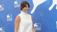 Tiba di lokasi acara, Gemma Arterton terlihat sangat percaya diri. Vittorio Zunino Celotto/Getty Images/detikFoto.