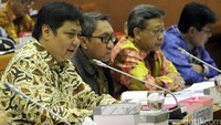 Menteri Perindusterian Airlangga Hartarto memberikan penjelasan kepada anggota Komisi VI.