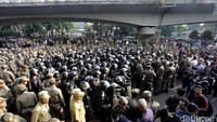 Ratusan personel Satpol PP dari Suku Dinas Jakarta Selatan dikerahkan untuk melakukan penertiban bangunan yang berada dekat rel kereta api tersebut.