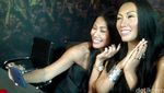 Anggun C Sasmi Eksis Selfie Bareng Kembarannya