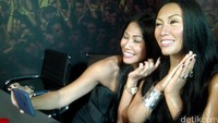 Bangga patung lilinnya mejeng di Madame Tussauds Bangkok, Anggun asyik selfie.