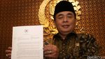 Akom Tunjukkan Surat Pergantian Kepala BIN