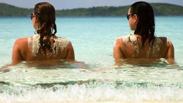 Foto: Ilustrasi traveler yang tengah berjemur (Thinkstock) Foto: Ilustrasi traveler yang tengah berjemur (Thinkstock)