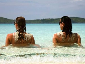 Jalan-jalan Sambil Topless di Pulau Ini Bisa Didenda Rp 50 Juta