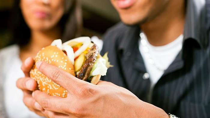 4 Jenis Makanan yang Jangan Dimakan di Pesawat