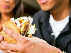 4 Jenis Makanan yang Jangan Dimakan di Pesawat