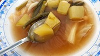 Sayur asem dengan isian labu siam, kacang panjang, kol, kacang tanah, daun melinjo dan cabai hijau bisa jadi pilihan.