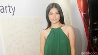 Citra Scholastika memilih halterneck dress hijau yang berkesan elegan. Pool/Gus Mun/detikFoto.