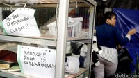 Warga menolak untuk pindah dan memilih bertahan di tenda darurat.
