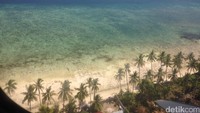 Saat pesawat hendak mendarat di Bandara Betoambari di Bau-bau, tengoklah keluar jendela. Itulah Pantai Nirwana yang memiliki hamparan pasir putih. Cantik!
