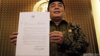 Ketua DPR Ade Komarudin memperlihatkan surat pergantian Kepala BIN diruang kerjanya Komplek Parlemen, Senayan, Jakarta, Jumat (2/9/2016).