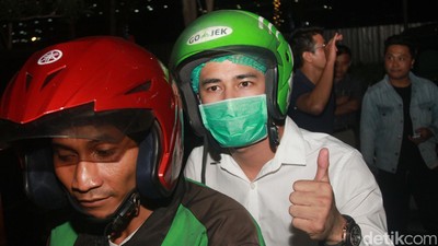 Ngeeeng! Raffi Ahmad Naik Ojek